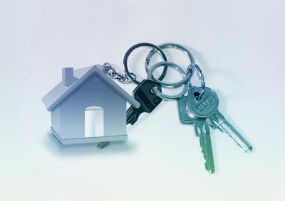 Bild vergrößern: Zu sehen ist ein Schlüsselanhänger aus Metall in Form eines Hauses