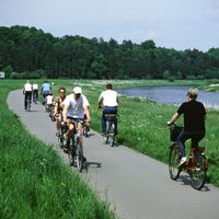Bild vergr��ern: Zu sehen sind Radfahrer auf dem Weser-Radweg mit der Weser im Hintergrund