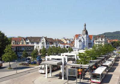 Bild vergrößern: Zu sehen ist ein Luftaufnahme vom Bushalteplatz am Hamelner Bahnhof.