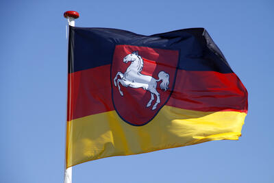 Bild vergrößern: Flagge des deutschen Bundeslandes Niedersachsen