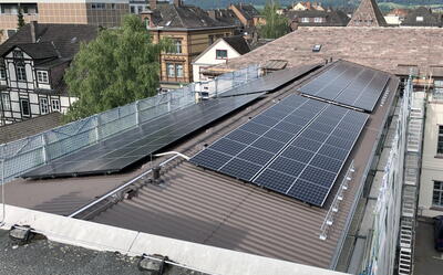 Bild vergrößern: zu sehen sind Solarmodule auf einem Gebäudedach