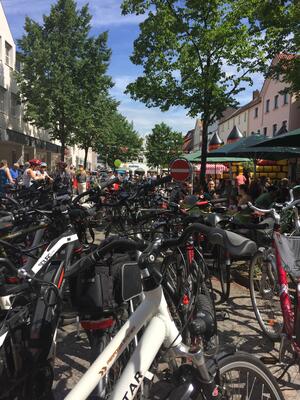 Bild vergrößern: zu sehen sind abgestellte Fahrräder auf dem Marktplatz Hessisch Oldendorf