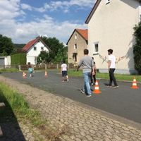 Bild vergr&ouml;&szlig;ern: Zu sehen ist Stra&szlig;enfu&szlig;ball im Englischen Viertel