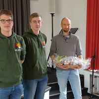 Bild vergr&ouml;&szlig;ern: Herr Kreikenbohm mit Sch&uuml;lern der ESS